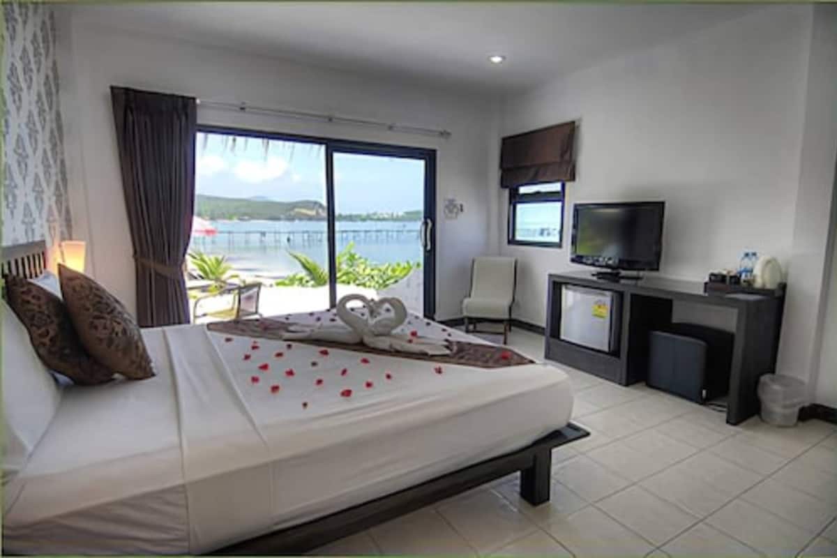 Deluxe Double Room - Beach Front | 1 bedroom, minibar, in-room safe, blackout drapes