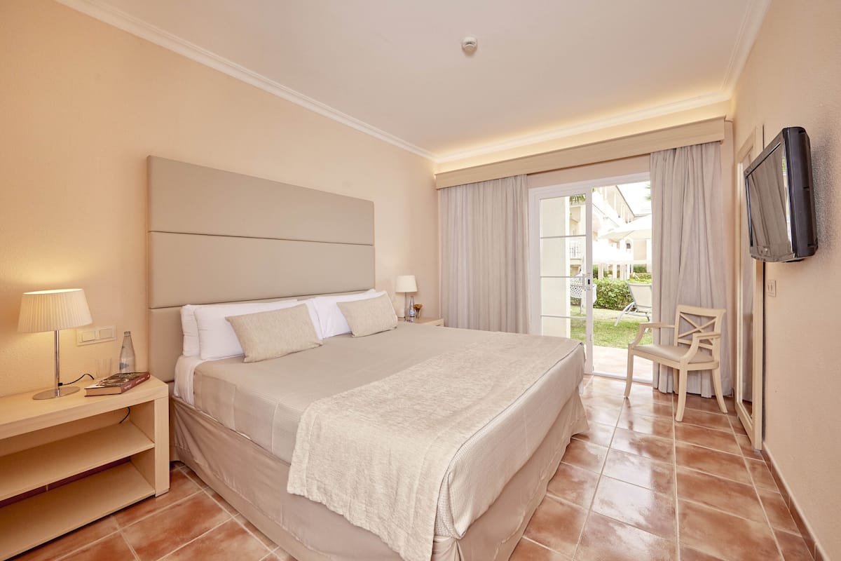 1 bedroom, premium bedding, in-room safe, desk