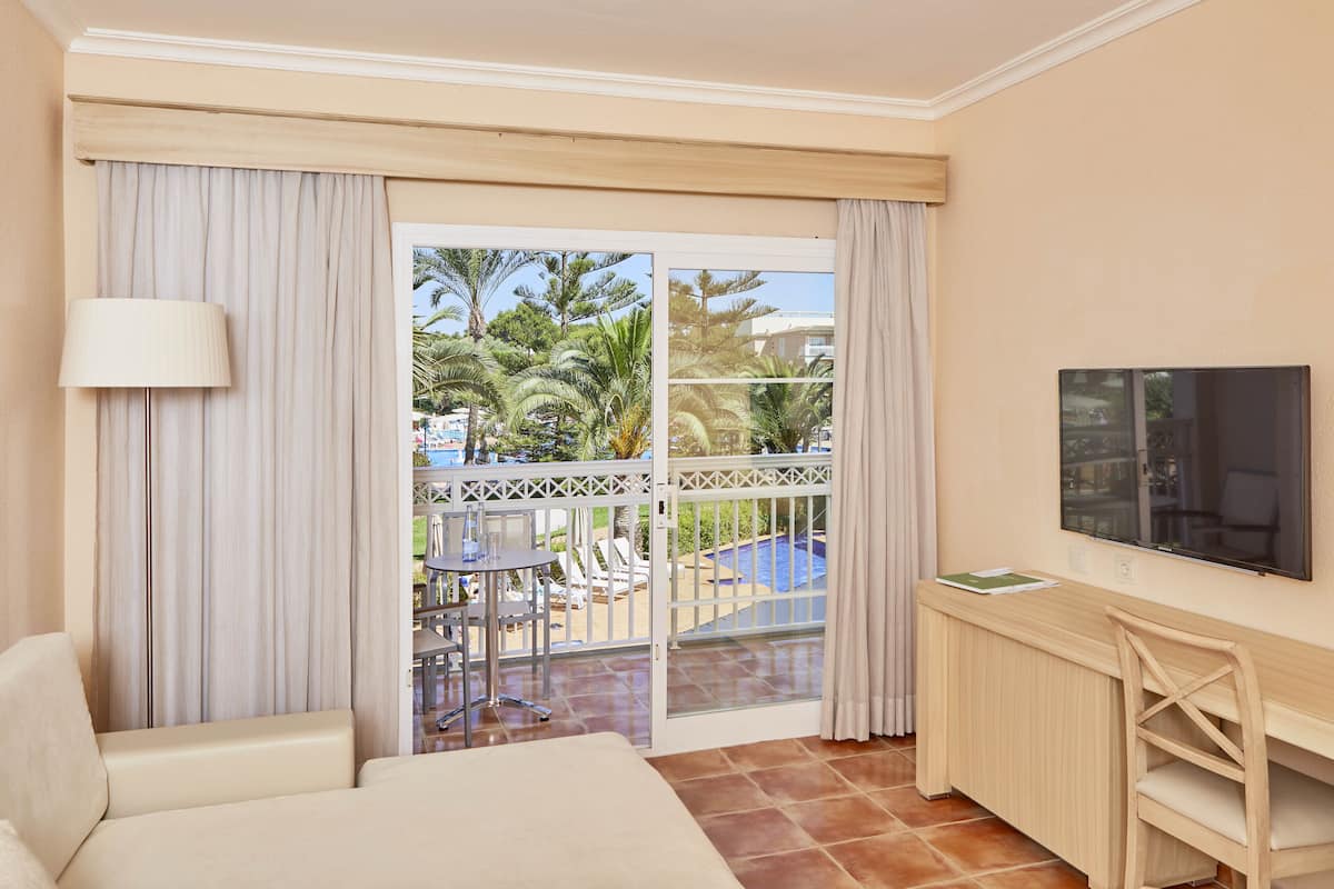 1 bedroom, premium bedding, in-room safe, desk