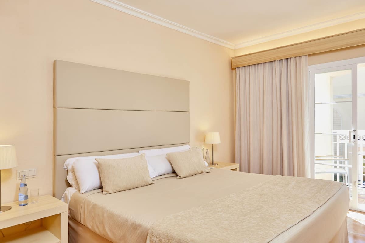 1 bedroom, premium bedding, in-room safe, desk