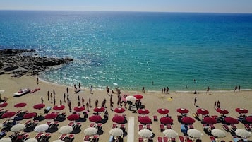 Playa en los alrededores, camastros, sombrillas y toallas de playa