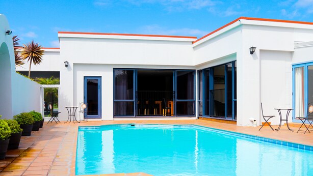Outdoor pool - Aaron Court Motor Inn (Hamilton)