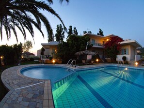 Outdoor pool, pool umbrellas, sun loungers