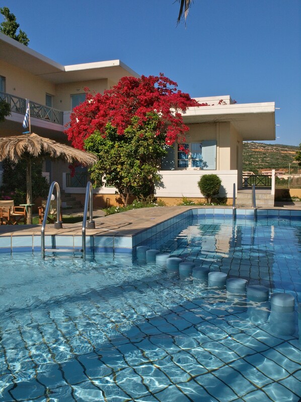 สระว่ายน้ำกลางแจ้ง, ร่มริมสระว่ายน้ำ, เก้าอี้อาบแดดริมสระ