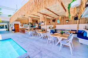 Breakfast, lunch, dinner served; international cuisine 