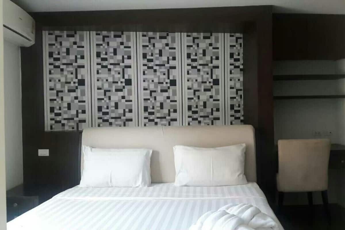 Executive Suite | 1 bedroom, individually furnished, desk, free WiFi