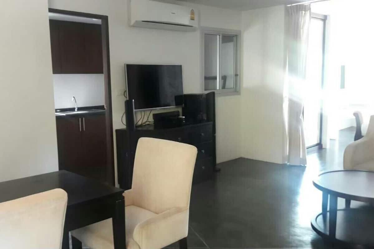 Design Double Room, 1 Bedroom, Pool View | Living area | 32-inch LCD TV with cable channels, TV