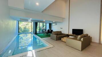 Villa Familiale, 2 chambres, piscine privée | Coin séjour | Télévision LCD de 32 pouces avec chaînes par câble, télévision