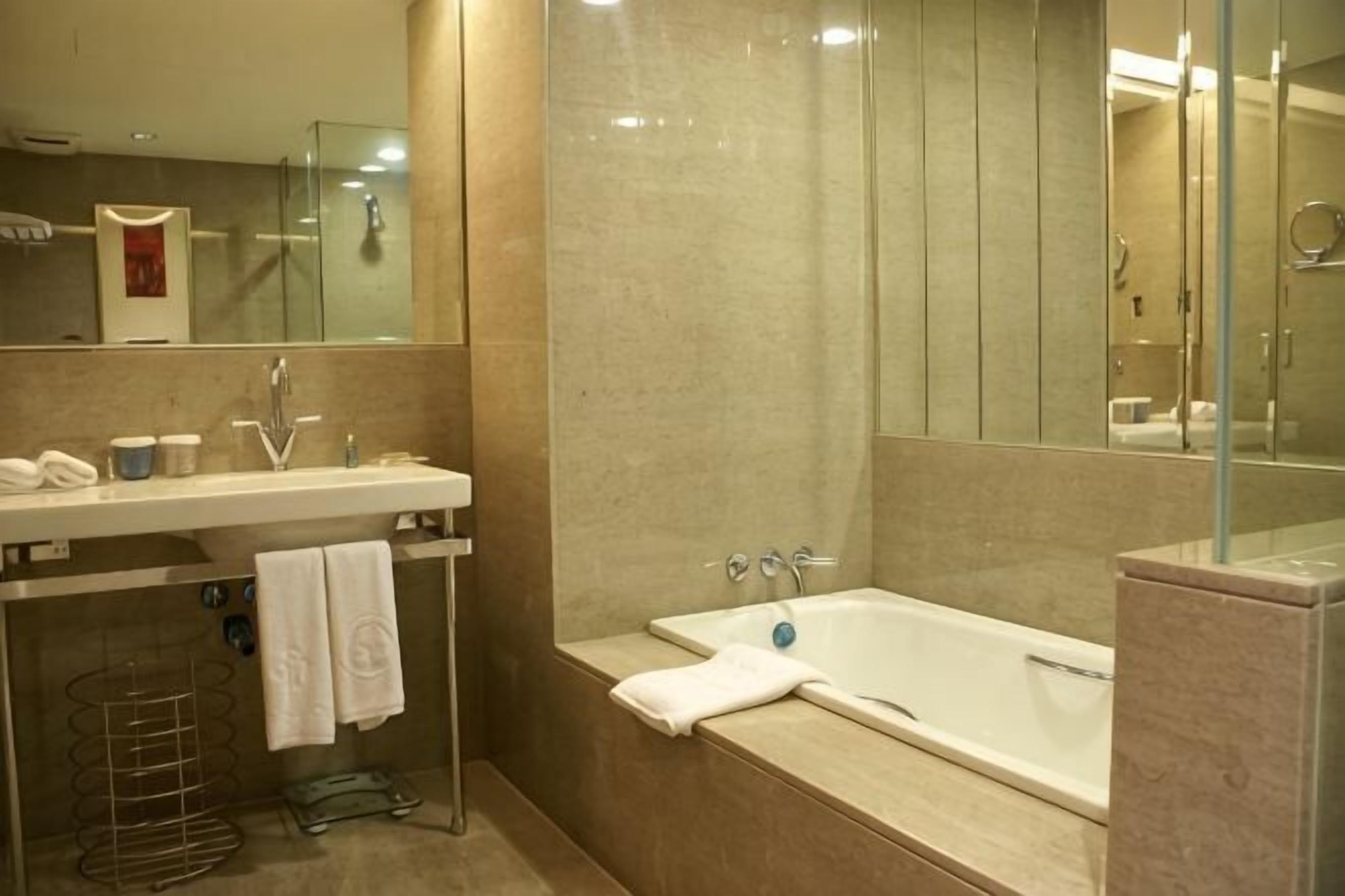 Tab mandi dan pancuran berasingan, pengering rambut, selipar 