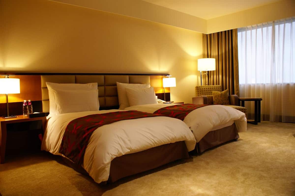 1 bedroom, down duvets, pillow-top beds, minibar