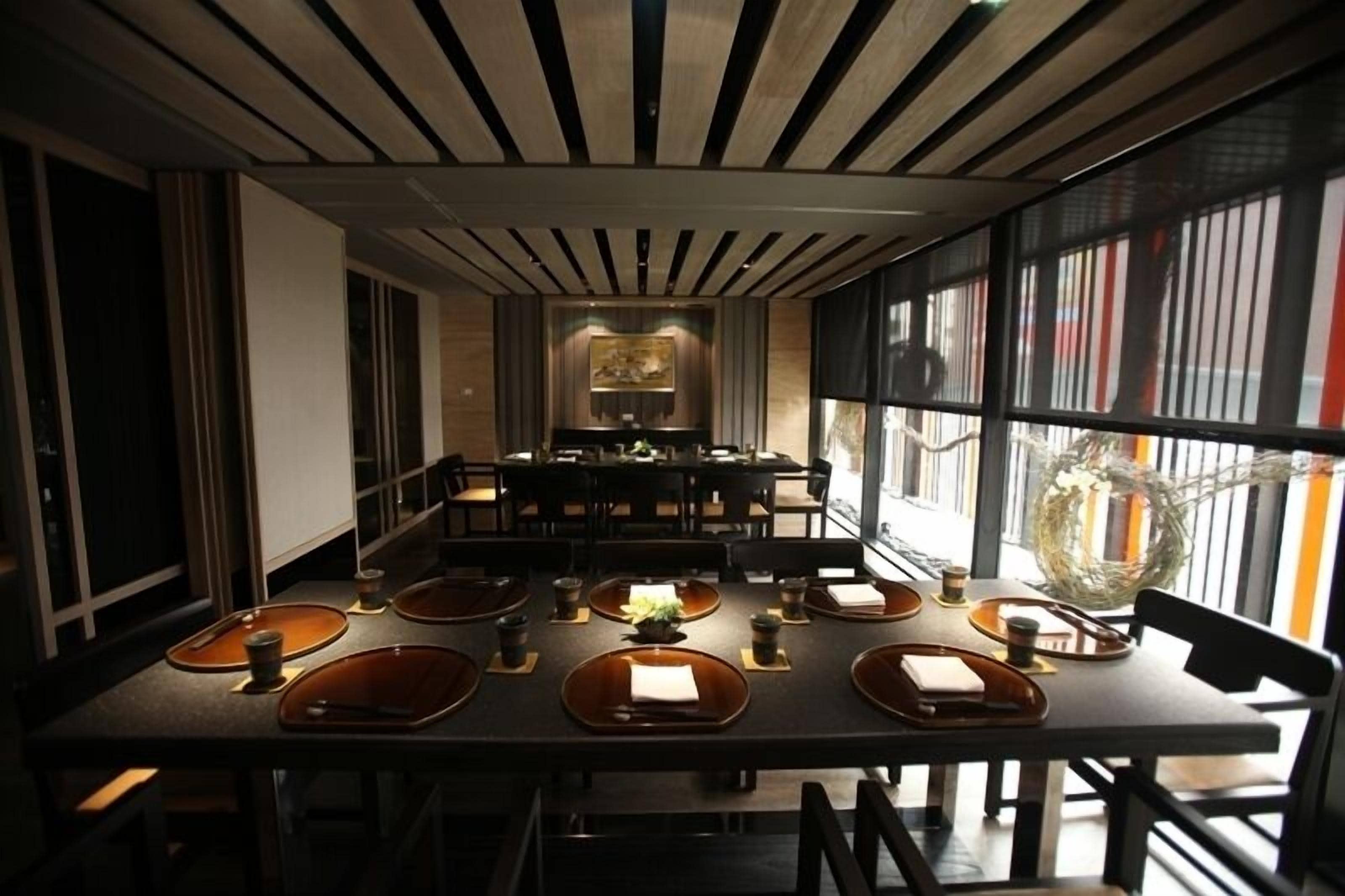 2 restaurants, lunch, dinner served; japanese cuisine