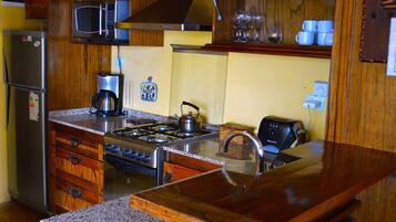 Departamento 1 | Cocina privada | Refrigerador con congelador, microondas, horno y parrilla de estufa