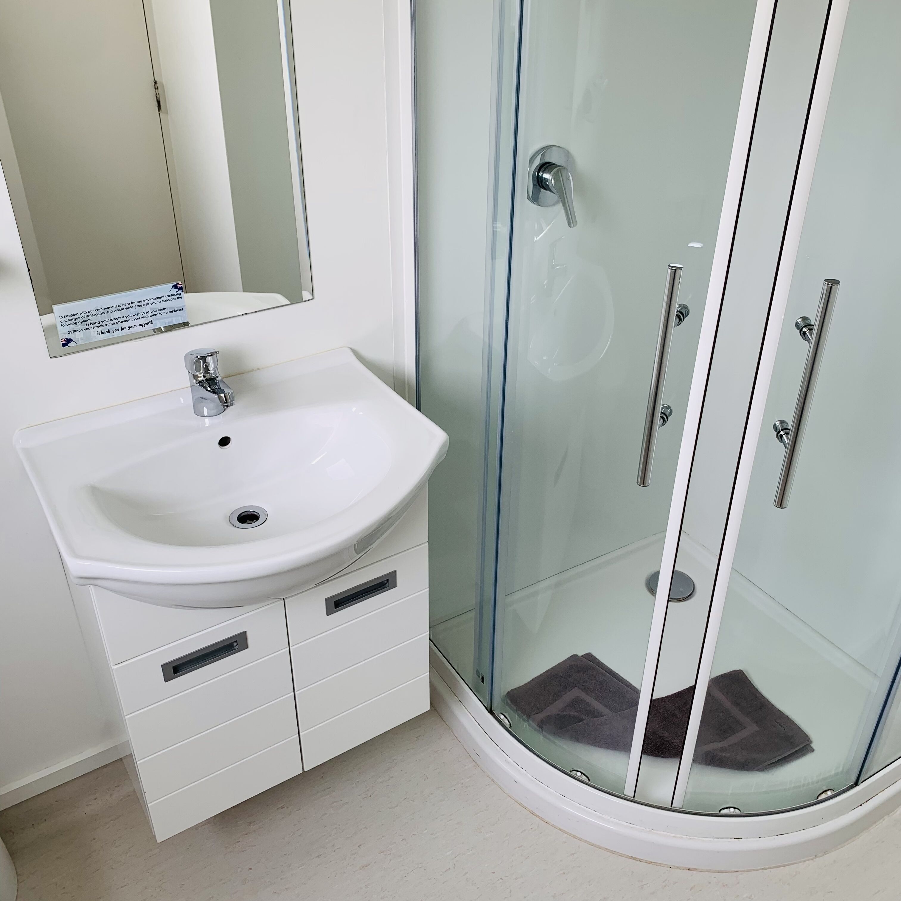 Standaard studio, kitchenette | Badkamer | Een regendouche, een haardroger, handdoeken, zeep