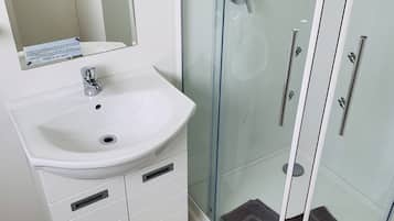Standaard studio, kitchenette | Badkamer | Een regendouche, een haardroger, handdoeken, zeep