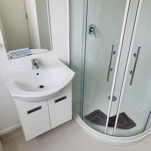 Tui Studio | Bathroom | Rainfall showerhead, hair dryer, towels, soap - Alpha Motor Inn (Palmerston North)