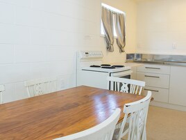 Apartamento familiar, 1 habitación, cocina | Cocina privada | Frigorífico pequeño, microondas, hervidor eléctrico y tostadora