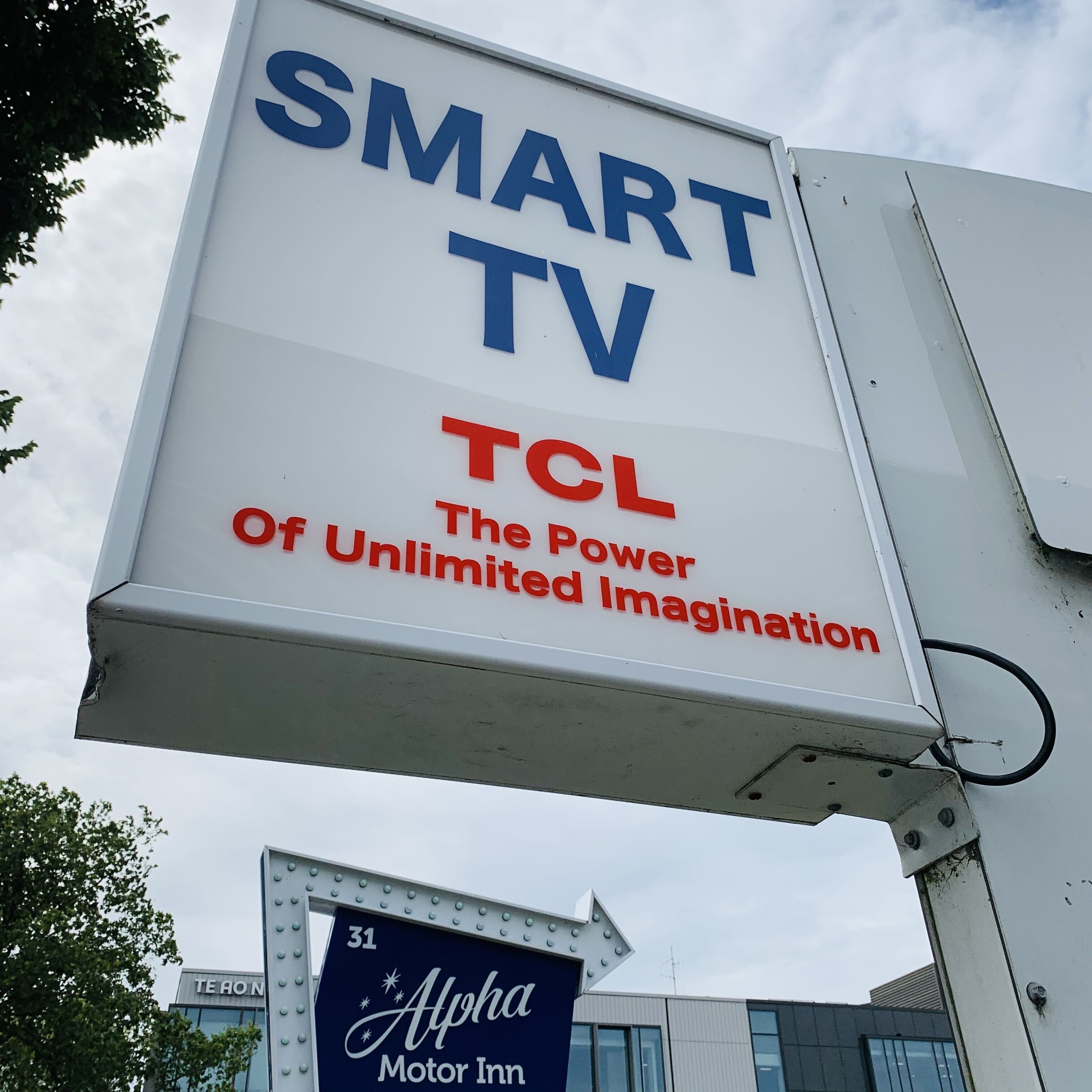 Letrero de TCL Smart TV, anunciando imaginación ilimitada.