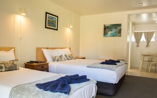 Decoración personalizada, muebles diferentes y cortinas blackout 