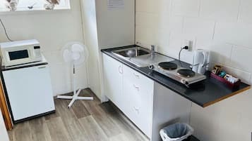Estudio estándar, cocina básica | Cocina privada | Frigorífico pequeño, microondas, hervidor eléctrico y tostadora