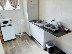 Estúdio standard, cozinha americana | Cozinha privada | Frigobar, micro-ondas, chaleira elétrica, torradeira