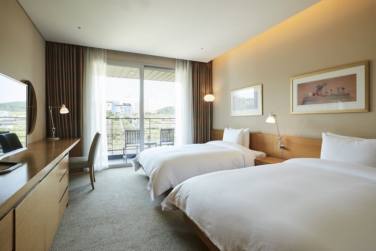 In-room safe, desk, free WiFi