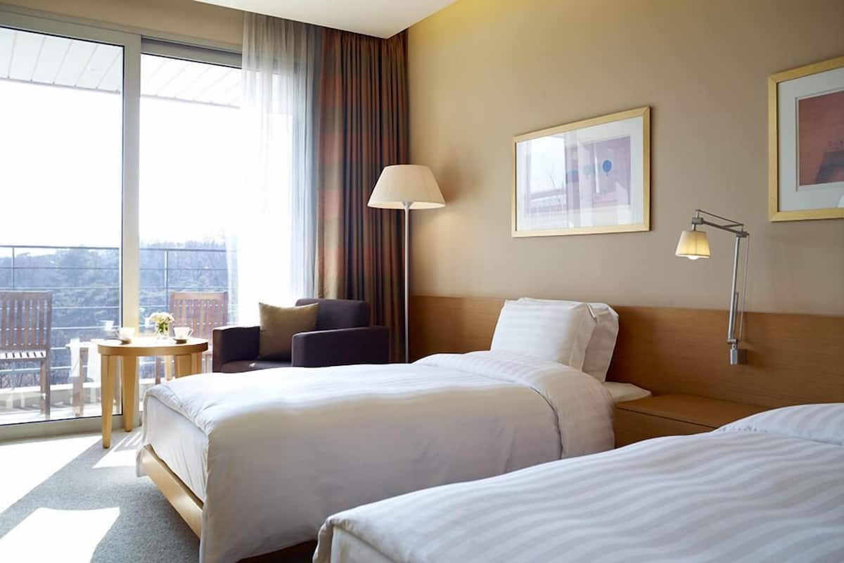 In-room safe, desk, free WiFi