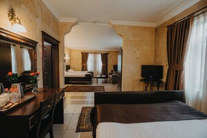 Deluxe Quadruple Stone Room | Minibar, caja fuerte, cortinas opacas y sistema de insonorización
