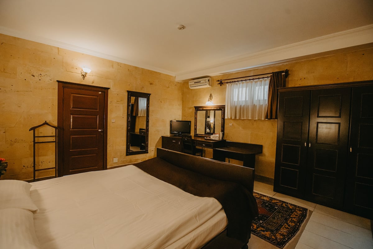 Minibar, caja de seguridad en la habitación y decoración personalizada