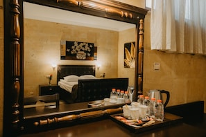 Deluxe Family Stone Suite | 迷你吧、客房内保险箱、特色装修、遮光窗帘