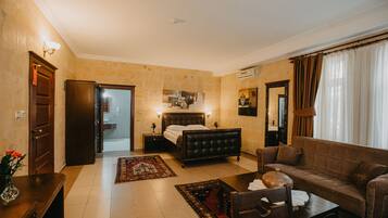 Minibar, caja de seguridad en la habitación y decoración personalizada