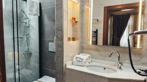 Ducha, artículos de higiene personal gratuitos y secador de pelo