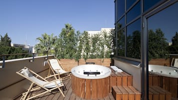 ํ๋ฆฌ๋ฏธ์ ์ค์ํธ, ํ
๋ผ์ค (Roof) | ๋ถ์ฌ์ ์์กฐ