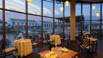 3 restaurants, breakfast served