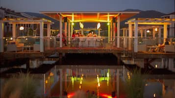 4 bars/lounges, poolside bar