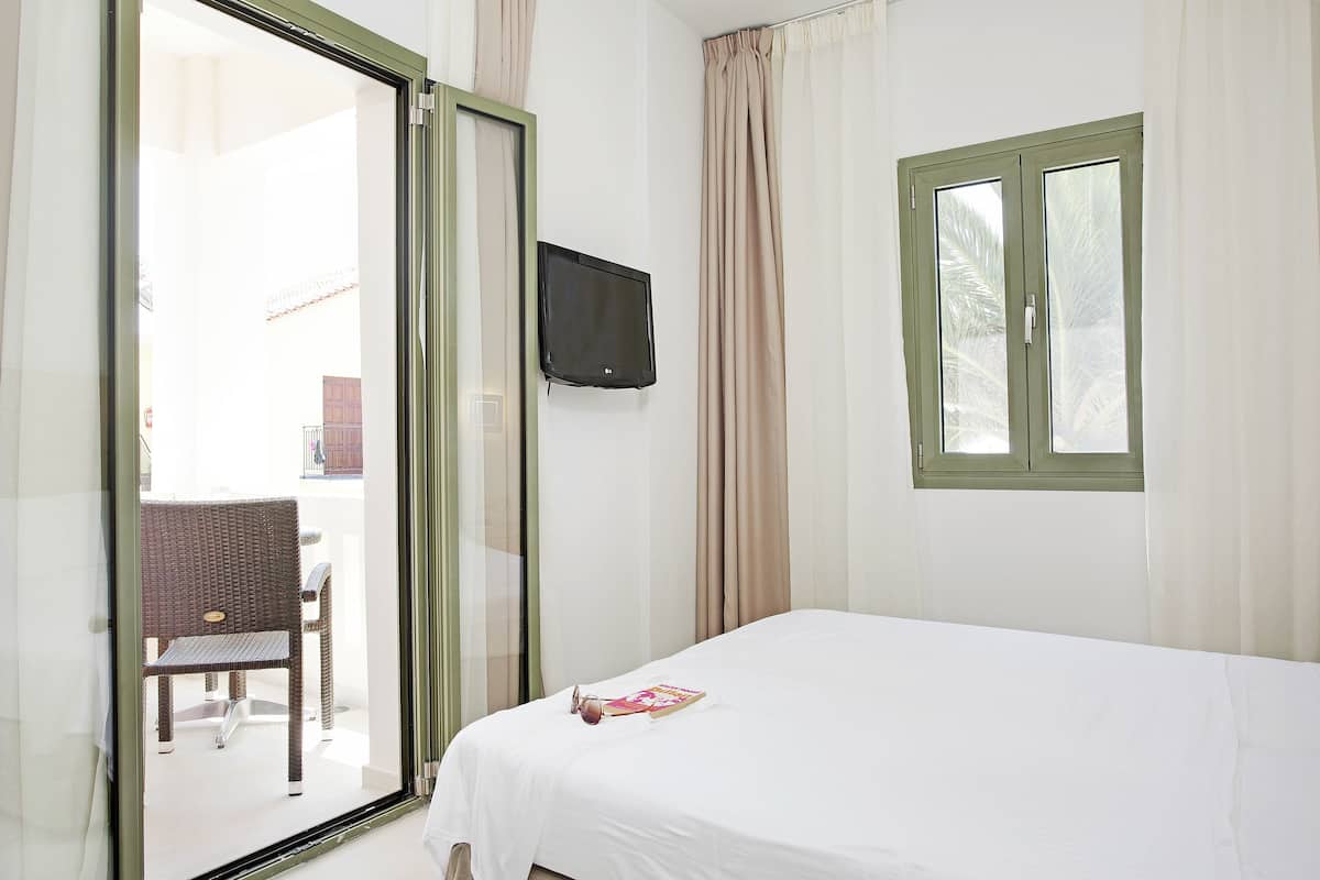 Premium bedding, in-room safe, desk, blackout curtains