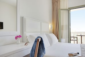 고급 침구, 객실 내 금고, 책상, 암막 커튼