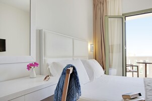 Roupas de cama premium, cofres nos quartos, escrivaninha