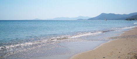 In Strandnähe, Liegestühle, Sonnenschirme, Strandtücher