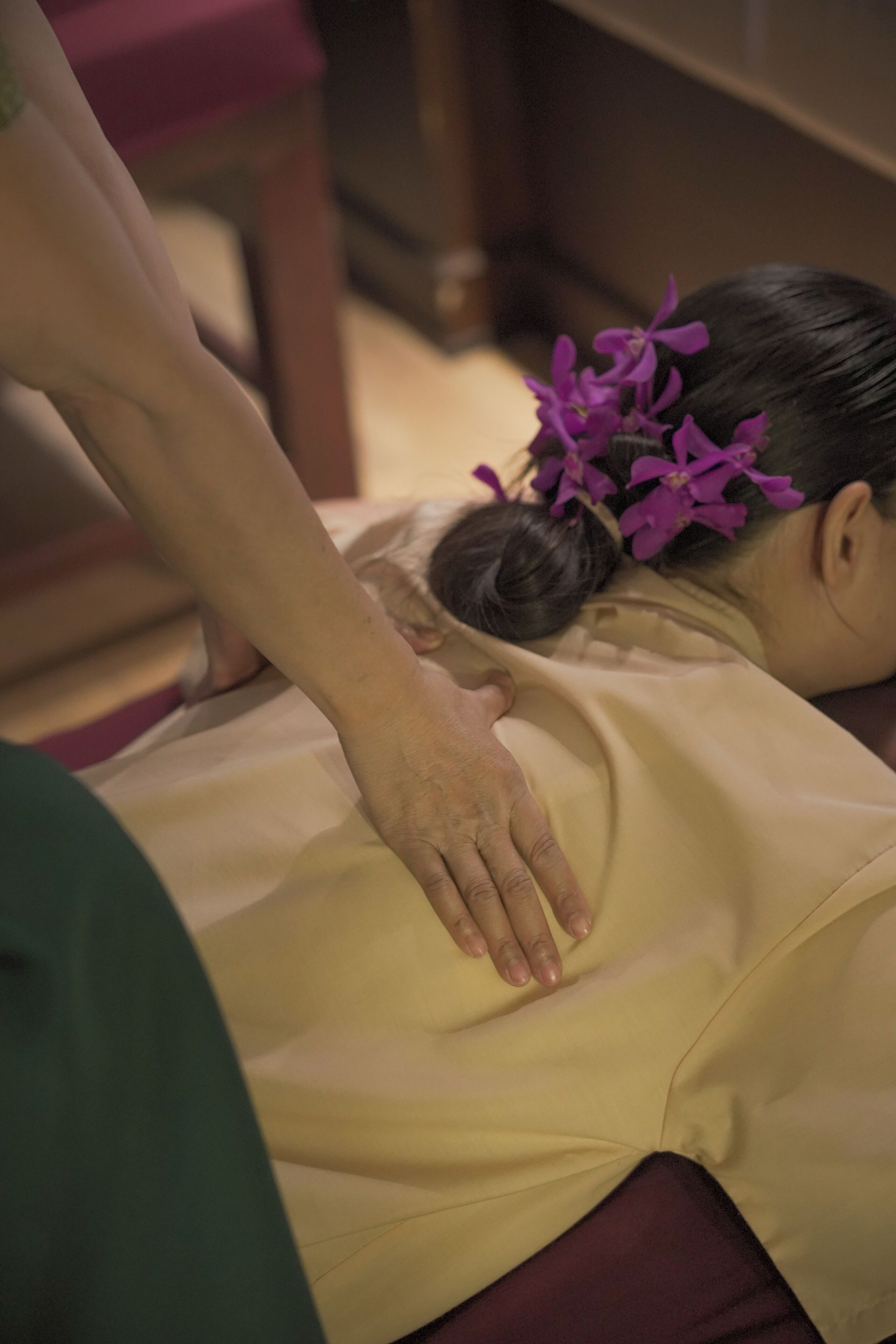 Eine Person erhält eine Massage.