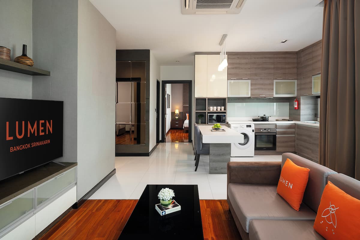 Firefly Two-Bedroom Deluxe Suite | Private kitchen | Fridge, microwave, stovetop, electric kettle