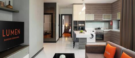 Firefly Two-Bedroom Deluxe Suite | Eget kjøkken | Kjøleskap, mikrobølgeovn, kokeplater og vannkoker