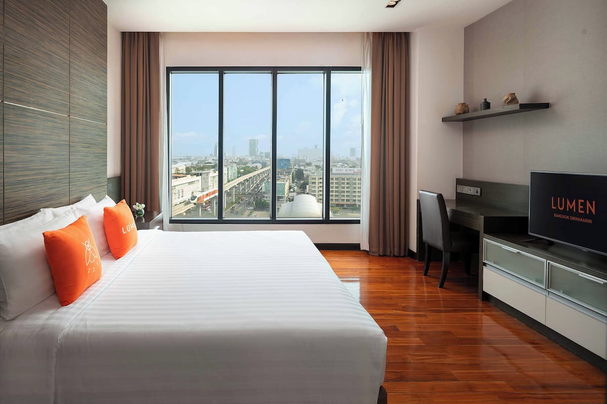 1 bedroom, Frette Italian sheets, premium bedding, Select Comfort beds