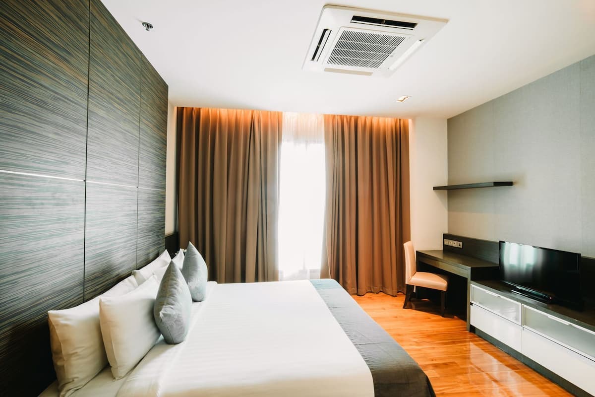 Frette Italian sheets, premium bedding, Select Comfort beds, minibar