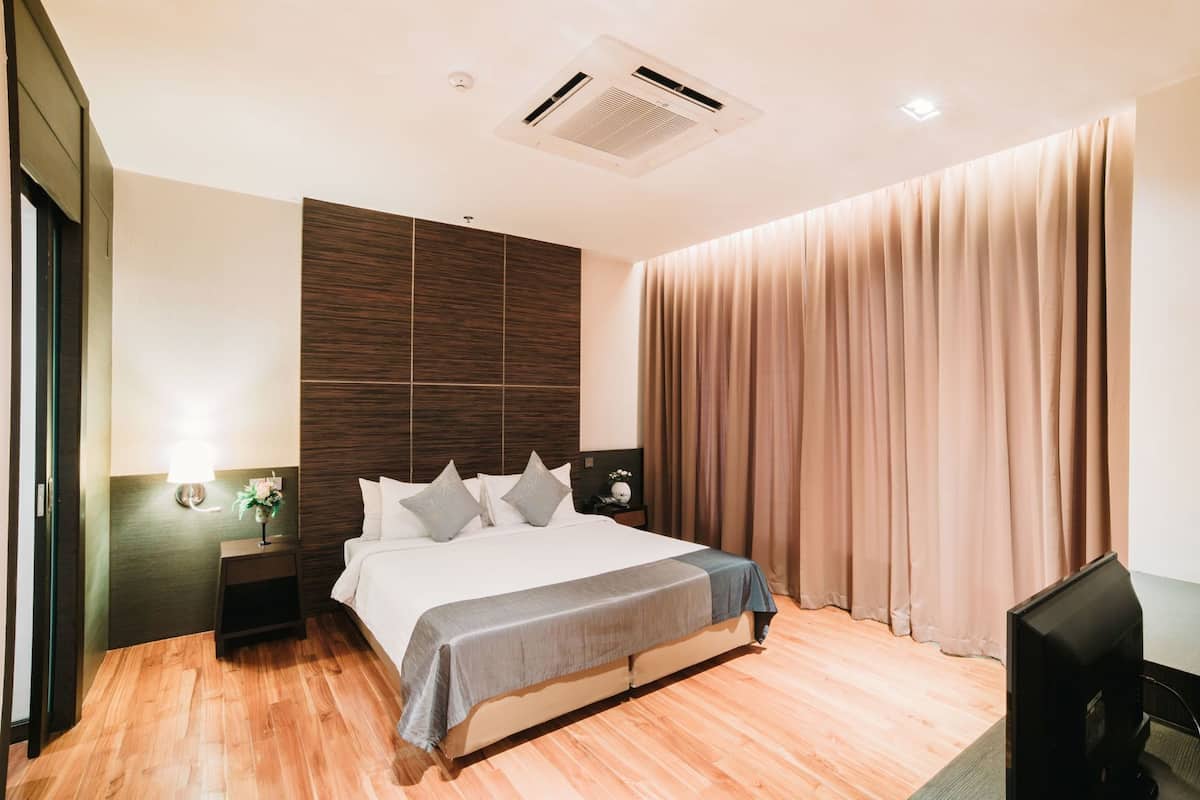 Frette Italian sheets, premium bedding, Select Comfort beds, minibar