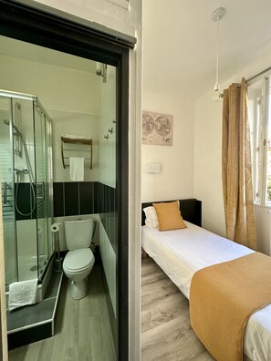 Standardrum - 1 enkelsäng | Badrum | Dusch, hårtork och handdukar