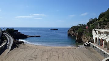Una playa cerca