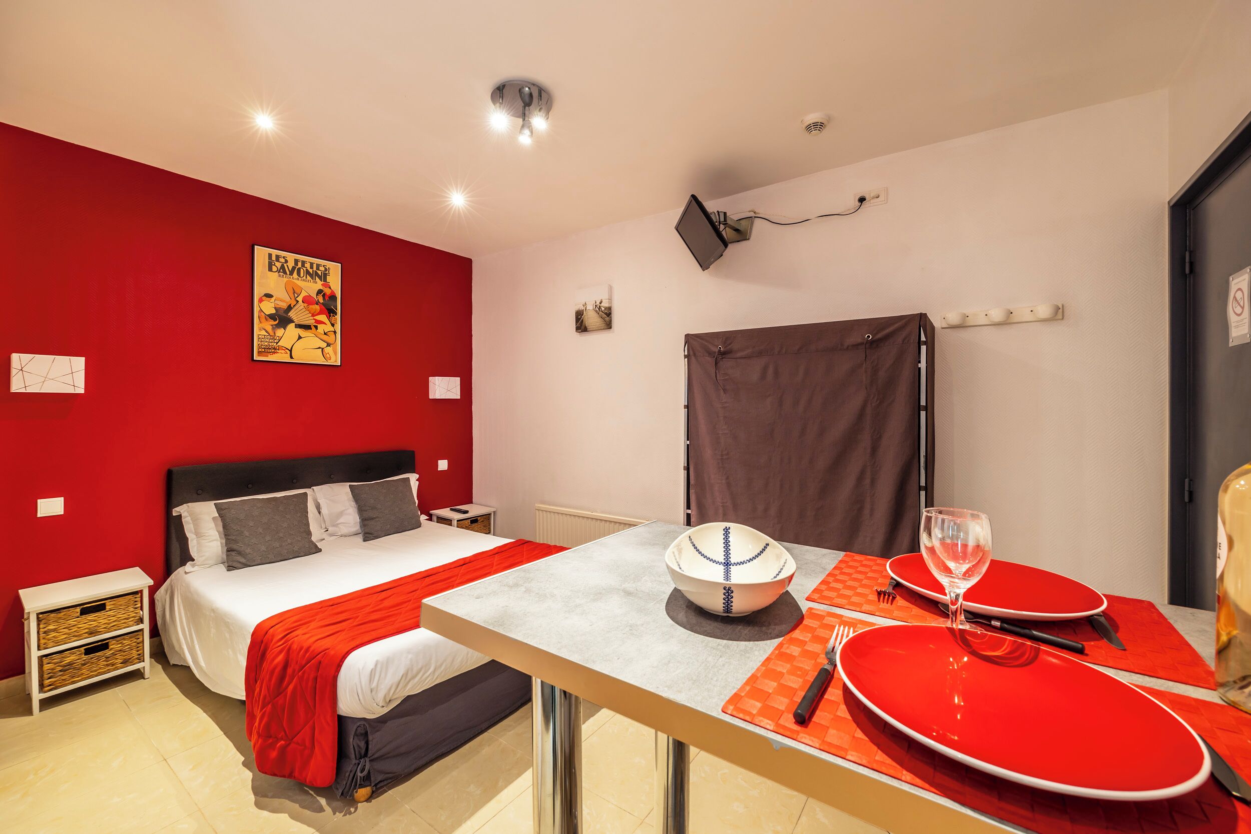 Studio Double vue sur Patio | Décoration personnalisée, bureau, rideaux occultants, Wi-Fi gratuit