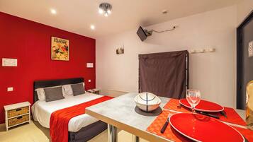 Studio Double vue sur Patio | Décoration personnalisée, bureau, rideaux occultants, Wi-Fi gratuit