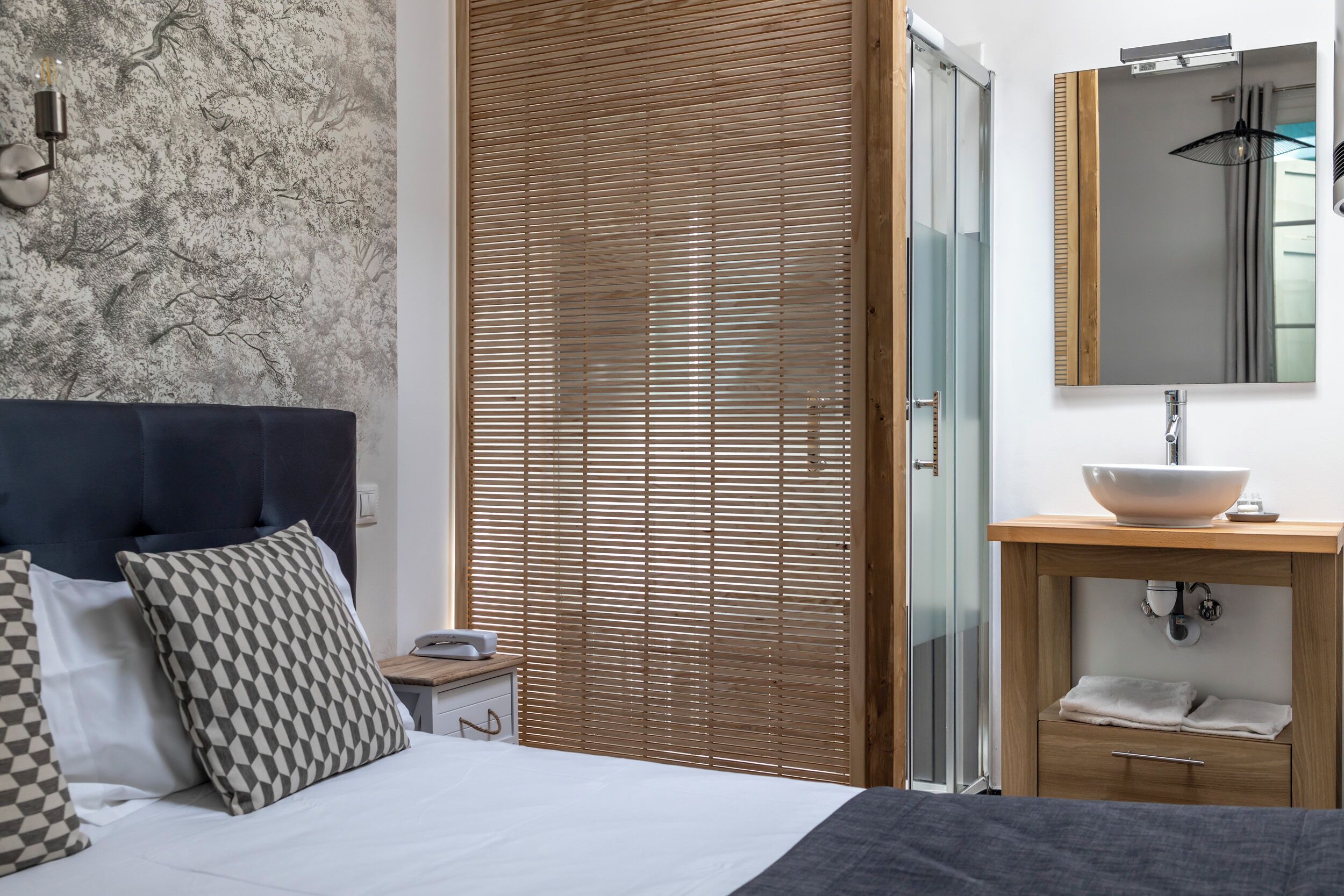 Decoración personalizada, escritorio, cortinas blackout y wifi gratis 