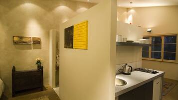 Kühlschrank, Herdplatte, Espressomaschine, Kochgeschirr/Geschirr/Besteck